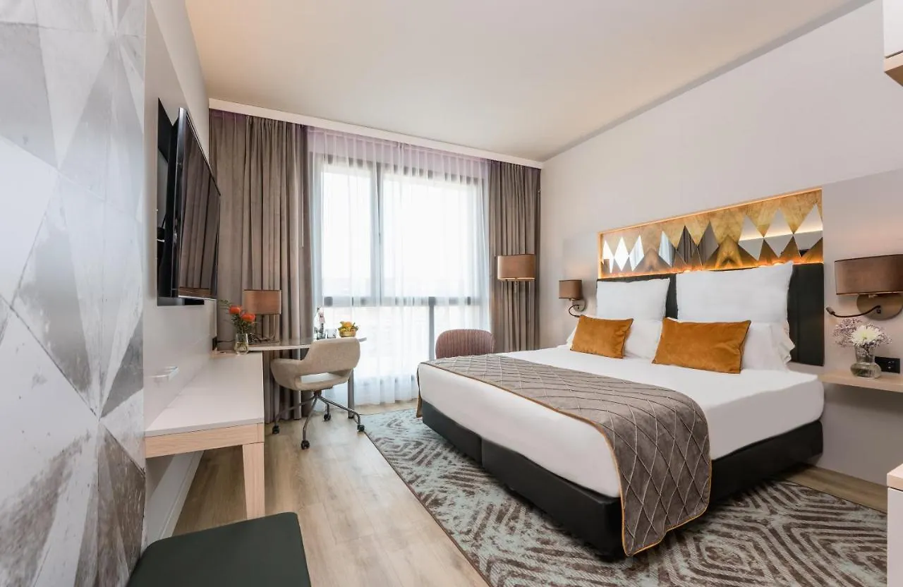 Leonardo Royal Hotel Barcelona Fira 4*,
